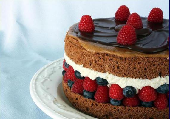 Малиновый торт Торт бисквитный с малиной и сметаной